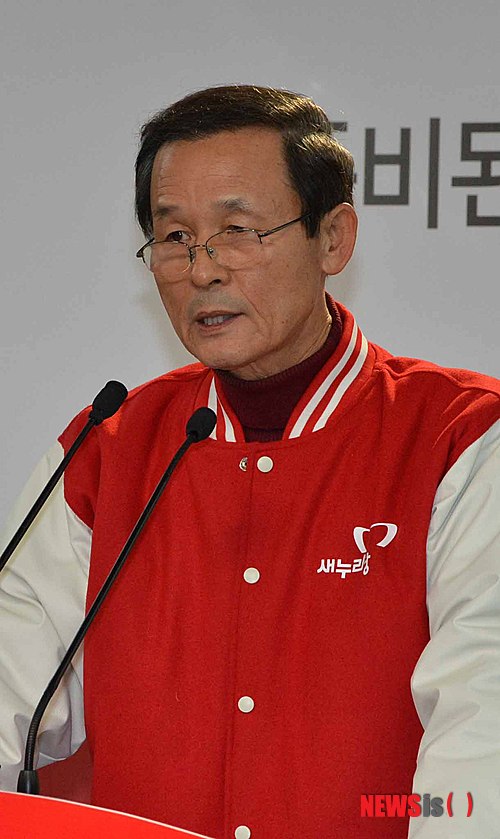 【서울=뉴시스】권주훈 기자 = 김장수 새누리당 국방안보추진단장이 16일 오전 서울 새누리당 여의도당사에서 민주당이 참여정부 때 남북정상회담록에 ‘NLL을 양보하려고 했고, 북한을 대변하려고 했다’는 당시의 의혹을 받고 있는 기록을 공개 거부하는 것과 관련 비난하고 있다.&nbsp; joo2821@newsis.com