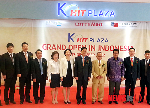 【대전=뉴시스】박희송 기자 = 17일 오전(현지시간) 인도네시아 자카르타 롯데마트 끌라빠가딩점에 중소기업제품 전용매장인 'K-HIT Plaza' 오픈식을 가졌다. 사진은 송종호(왼쪽 여섯 번째) 중소기업청장, Sjarifuddin Hasan 인도네시아 중소기업부장관 등 오픈식에서 기념촬영을 하고 있다. (사진=중소기업청 제공)&nbsp;&nbsp; photo@newsis.com