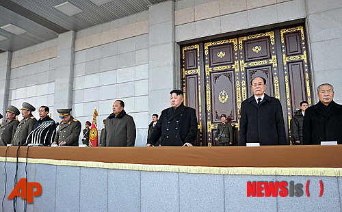 【평양=AP/뉴시스】북한 국영 조선중앙통신이 제공한 사진으로 17일 평양에 열린 금수산태양궁전 개관식에 김정은 노동당 제1비서(가운데)가 참석하고 있다. 김 제1비서는 이날 김정일 국방위원장 사망 1주년을 맞아 방부 처리한 김 위원장의 시신을 공개했다. 북한에는 김 위원장을 추도하는 분위기와 1주일 전 강행한 로켓 발사 성공를 축하하는 분위기가 혼재했다. 