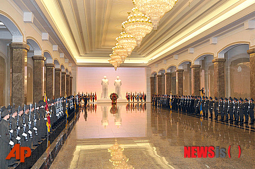 【평양=AP/뉴시스】북한 국영 조선중앙통신이 공개한 사진으로 17일 평양에서 김정일 국방위원장 사망 1주년을 맞아 방부 처리한 김 위원장 시신 공개 행사가 진행되는 동안 인민군 경비대가 도열해 있다. 북한 전역에서 주민은 이날 정오 김 위원장의 추모하기 위해 하던 일을 멈추고 묵념했다.