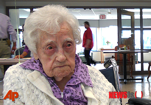 【디모인=AP/뉴시스】세계 최고령자인 미국의 디나 맨프레디니 할머니가 지난 4월4일 아이오아주(州) 존스톤에서 115세 생일 파티에서 찍은 사진으로 그의 손녀 롤리 로글리가 공개했다. 맨프레디니 할머니가 세계 최고령자로 기네스북에 등재된 지 2주 만인 17일(현지시간) 115세를 일기로 별세했다. 로글리는 맨프레디니 할머니의 사망 원인을 자세히 밝히지 않았다. 맨프레디니 할머니는 1987년 4월4일 이탈리아에서 태어났으며 1920년 미국에 이민해 남편과 함께 디모인에 정착했다고 기네스 세계기록이 밝혔다. 
