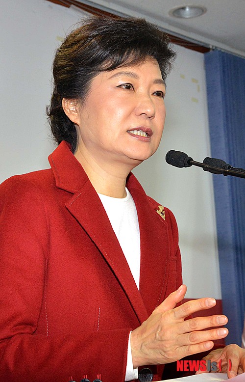 【서울=뉴시스】권주훈 기자 = 18대 대통령선거 투표일을 하루 앞둔 18일 오전 새누리당 박근혜 대통령후보가 서울 여의도 당사 기자실에서 "무너진 중산층을 복원하고 오직 국민만을 생각하는 민생 대통령이 되겠다"며 기자회견을 하고 있다.&nbsp; joo2821@newsis.com 