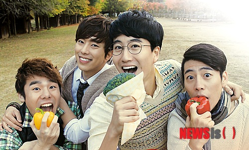 【서울=뉴시스】이재훈 기자 = 창작뮤지컬 '2012 총각네 야채가게'가 31일까지 서울 대학로 뮤지컬센터 개관작으로 공연된다.&nbsp; 맨손으로 사업을 시작해 최고의 매출을 올리게 된 '총각네 야채가게'의 창업자 이영석씨의 성공스토리를 모티브로 삼았다.&nbsp; 춤추고 노래하며 쇼를 하는 별난 채소가게 총각들의 방황과 사랑, 꿈에 대한 이야기다. 2009년부터 지난해까지 매년 '시즌1', '시즌2', '2.0버전' 등으로 업그레이드됐다.&nbsp; 주인공인 '태성' 역에는 뮤지컬 '스프링 어웨이크닝' '김종욱찾기'의 윤현민, '수진' 역에는 그룹 'LPG' 출신으로 '김종욱찾기'에서 눈도장을 받은 한수연이 캐스팅됐다.&nbsp; '김종욱 찾기' '오! 당신이 잠든 사이' '심야식당' 등 소극장 뮤지컬의 흥행보증 작곡가 김혜성씨가 연출가로 데뷔해 눈길을 끈다. '번지점프를 하다' '스프링 어웨이크'의 안무가 신선호씨, 음악감독 박세현씨 등이 힘을 보탰다.&nbsp; realpaper7@newsis.com&nbsp; 