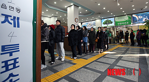 【서울=뉴시스】조수정 기자 = 제18대 대통령 선거일인 19일 오전&nbsp; 서울 동작구청 지적과에 마련된 노량진2동 제4투표소를 찾은 많은 유권자들이 투표를 하기 위해 줄을 서고 있다. (사진=동작구 제공)&nbsp;&nbsp; photo@newsis.com