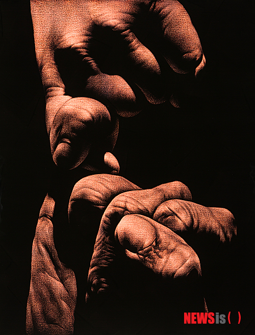 【서울=뉴시스】유상우의 ‘화랑가’&nbsp; 일상에는 수많은 중독이 존재한다. 인터넷·쇼핑·게임 등은 중독이란 단어와 결합해 새로운 의존증을 만들어낸다. 작가라는 이름의 집단은 이런 관점에서 보면 예술에 중독된 사람들이다. 작업이라는 표현행위를 통해 존재를 느끼는 것이다.&nbsp; 문화부 차장 swryu@newsis.com&nbsp; 