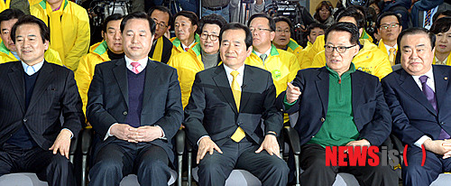 【서울=뉴시스】홍찬선 기자 = 제18대 대통령 선거가 마감된 19일 오후 서울 영등포 민주통합당사에서 정동영 상임고문, 김두관 전 경남지사, 정세균 상임고문, 박지원 원내대표, 문희상 의원을 비롯한 당직자들이 방송사 출구조사를 시청하고 있다.&nbsp; mania@newsis.com