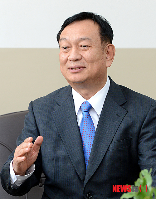 【서울=뉴시스】고범준 기자 = 송하성 바른경제 민주화 연구회장(경기대 교수)이 20일 오후 서울 동작구 사당동 남성초등학교에서 뉴시스와 인터뷰를 갖고 있다.&nbsp;&nbsp; bjko@newsis.com