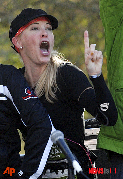 【서배너(미 조지아주)=AP/뉴시스】지난 11월 3일 미국 조지아주 서배너에서 열린 로큰롤 마라톤 경기를 마치고 전 미 육상 국가대표 수지 페이버 해밀턴이 무대에서 춤을 추고 있는 모습. 20일 미국 여러 언론들은 국가대표로 올림픽에 3번이나 출전한 해밀턴이 라스베이거스에서 콜걸 생활을 했다고 폭로했다.