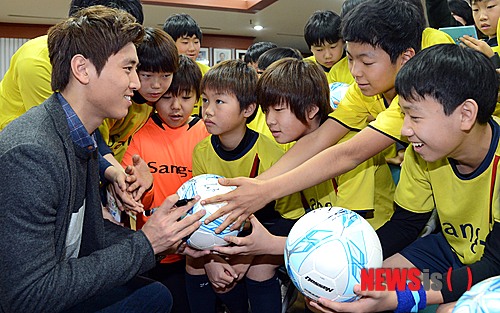 【대전=뉴시스】 홍성후 기자 = 구자철(FC아우크스부르크) 선수가 21일 유성구청 대회의실에서 열린 홍보대사 위촉식에 참석한 상지초등학교 축구부 학생들에게 사인을 해주고 있다. hippo@newsis.com 