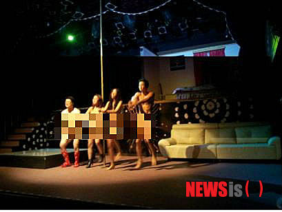 【서울=뉴시스】이재훈 기자 = 성인연극 '교수와 여제자3-나타샤의 귀환'의 여주인공 라리사가 제18대 대통령선거 투표율이 75%를 넘기면 '누드 말춤'을 추겠다고 한 약속을 지켰다. 라리사를 비롯해 김은식 한빈후 이미향 등 '교수와 여제자3' 남녀배우들은 20일 서울 대학로 비너스홀오후 3시 공연을 마치고 관객들 앞에서 알몸으로 말춤을 췄다. 당초 비너스홀 극장 앞에서 '길거리 알몸 말춤'을 시도하려했으나 현행법상 불가능하다는 것을 확인, 극장 안에서 말춤을 추는 것으로 대신했다. 공연제작사 예술집단 참은 "모든 출연진이 알몸으로 말춤울 추자 관객들이 처음에는 어리둥절해했으나 대선투표율 공약을 지킨 배우들에게 뜨거운 박수로 화답했다"고 알렸다. 이들 배우는 이날 오후 8시 공연이 끝난 뒤에도 관객들 앞에서 알몸으로 말춤을 춘다. 한편, 19일 대선 전국 최종투표율은 75.8%였다. realpaper7@newsis.com