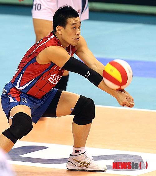 【대전=뉴시스】전진환 기자 = 22일 대전 충무체육관에서 열린 프로배구 2012-2013 V리그 남자부 삼성화재 vs 드림식스 대전경기에서 삼성화재 여오현이 스파이더맨 무늬의 경기복을 입고 리시브를 하고 있다. (사진=스포츠포커스 김경수기자 제공)&nbsp; photo@newsis.com