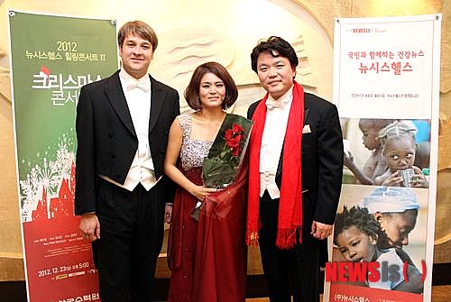 【서울=뉴시스헬스/뉴시스】 지난 23일 뉴시스헬스가 세종문화회관 체임버홀에서 열린 '2012 크리스마스 힐링 콘서트Ⅱ' 공연을 성황리에 마친 가운데, 공연을 마친 뒤 피아니스트 피터 오브차로프(사진 좌측)와 소프라노 박성희(사진 가운데), 테너 하만택(사진 우측)이 포즈를 취하고 있다. 임나영 기자 iny16@newsishealth.com