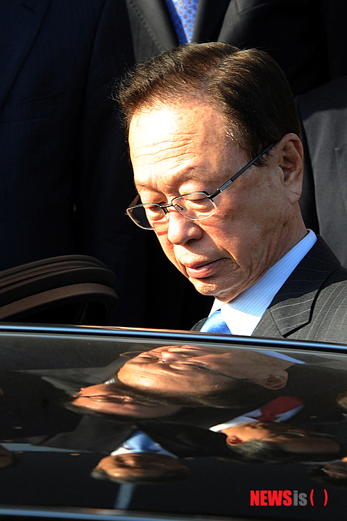 【서울=뉴시스】한해를 보내며 지나온 1년을 돌아본다는 것은 우리들 미래를 더욱 밝은곳으로 나아가기 위한 밑걸음이 된다. 지난 한해 대통령 측근들의 비리, 태풍덴빈 피해와 더불어 가뭄으로 인한 서민들의 피해가 속출했다. 한편 올림픽 5위, 싸이의 강남스타일 열풍 등으로 국민들은 희망과 기쁨을 맛보기도 했다. 다사다난했던 임진년을 보내며 뉴시스에서는 2012년 한해, 이슈로 달구었던 사회들을 되돌아 봤다. 돈봉투 파문으로 물의를 일의킨 박희태 국회의장이 2월 13일 오후 서울 여의도 국회에서 국회의장 사퇴 기자회견을 마친 후 국회를 나서며 손을 들어 인사를 하고 있다. (사진=뉴시스 DB) photo@newsis.com