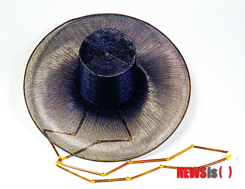 【대전=뉴시스】박희송 기자 = 문화재청 국립문화재연구소는 26일 전통문화의 가치와 특성을 세계와 공유하기 위해 영문도서 'Gat-Traditional Headgear in Korea'(한국의 전통 모자, 갓)을 발간했다. 사진은 한국의 전통 모자 영문도서에 수록된 갓. (사진=문화재청 제공) photo@newsis.com