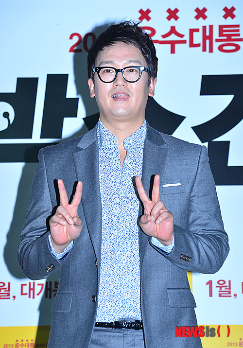 【서울=뉴시스】 박문호 기자 = 2인자 건달 '태주' 역의 배우 김정태가 26일 오후 서울 중구 을지로 메가박스 동대문점에서 열린 영화 '박수건달(조진규 감독)' 기자시사회에서 포즈를 취하고 있다. go2@newsis.com