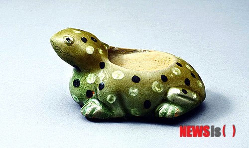 【대전=뉴시스】박희송 기자 = 문화재청은 27일 '청자 퇴화문두꺼비모양 벼루' 등 16건의 문화재를 보물로 지정했다. 사진은 고려시대 '청자 퇴화문두꺼비모양 벼루'. (사진=문화재청 제공)&nbsp;&nbsp; photo@newsis.com 