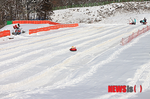 【고창=뉴시스】김종효 기자 = 27일 전북 고창의 웰파크시티 내 석정 휴스파가 내년 2월 말까지 게르마늄 온천수 인공눈을 이용한 눈썰매장을 개장·운영한다고 밝혔다. 오염물질을 차단한 게르마늄 온천수 인공눈이 깔린 석정 휴스파 눈썰내장. (사진 = 고창웰파크시티 석정 휴스파 제공) photo@newsis.com