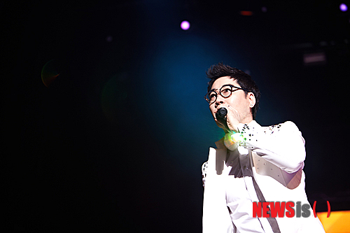 【서울=뉴시스】이재훈 기자 = 가수 김연우(41)가 공연 도중 팬의 사망 소식을 전하며 오열했다.&nbsp; 공연제작사 딜라잇에 따르면, 김연우는 지난 23일 올림픽공원 올림픽홀에서 펼친 '2012 김연우 콘서트 크리스마스 선물'에서 어느 팬의 사망 소식을 알리면서 눈물을 주체하지 못했다.&nbsp; 딜라잇은 "구급대원이 김연우 콘서트를 보기 위해 일찌감치 티켓을 예매해놓았다"면서 "그러나 그 대원이 사망했고 티켓은 '본인사망 순직'이라는 문구가 적혀 현장으로 반송돼 공연 관계자를 통해 김연우에게 전해졌다"고 알렸다.&nbsp; 김연우는 이 대원의 안타까운 사연을 팬들에게 전한 뒤 김광석(1964~1996)의 '사랑했지만'을 열창하며 눈물을 쏟았다. 그는 "공연 중에 감정을 주체하지 못해 죄송하다"면서 "좋은 곳에 가셨기를 진심으로 바란다"고 전했다.&nbsp; 한편, 김연우는 22~25일 공연을 성료했다. MBC TV '스타오디션-위대한 탄생3'에서 멘토로 활약 중이다. 송사리 www.songsari.com&nbsp; realpaper7@newsis.com&nbsp; 