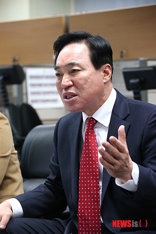 【전주=뉴시스】권철암 기자 = 28일 오전 전북도의회에서 최진호 도의장이 호남고속철도 KTX 대전권 경유 요구에 대해 반대하는 기자간담회를 하고 있다. (사진=전라북도의회 제공)&nbsp; photo@newsis.com 