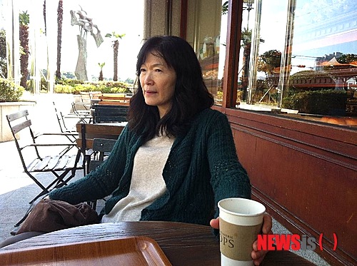 【서울=뉴시스】이재훈 기자 = 오늘의작가상, 녹원문학상, 21세기문학상 등을 수상한 작가 강석경(61)씨가 '미불' 이후 8년 만에 신작을 선보인다.&nbsp; 출판사 민음사에 따르면, 강씨는 9일부터 민음사 인터넷 카페에 주 5회씩 30회에 거쳐 소설 '신성한 봄'을 연재한다.&nbsp; 민음사는 "이번 공백의 시간이 작가에겐 자기 성찰의 시간이며 충전의 시간이 됐다"며 "강씨는 충분히 삭아서 필연적으로 작품이 나오기를 기다렸다고 한다"고 전했다.&nbsp;&nbsp; 강씨의 대표작 '숲속의 방'은 1980년대 운동권 여학생을 다룬 소설이다. 강씨는 내면으로만 침잠하는 최근 여성 작가들과 달리 사회의 테두리에서 자아의 실체를 적극적으로 좇는다. 1973년 등단 이래 끈질기게 예술과 삶의 본질을 탐구했다. 특히 예술가가 주인공인 작품들을 통해 '나'를 탐구하고, 삶을 억압하는 완고한 인습과 제도의 모순을 파헤쳤다.&nbsp; 이번 작품 역시 예술과 현실의 팽팽한 긴장감을 보여 준다. 연극배우 '윤미호'가 로마에 있는 아들을 만나러 가기 위한 여정을 그리면서 삶과 예술의 접점을 찾아 나선다.&nbsp; 강씨는 "책은 자신이 직접 선택해서 사고 읽기에 문학 독자라는 정체성이 분명하나 온라인상에서는 보다 다양한 독자들을 만날 수 있으리라 생각된다"며 "마지막까지 수공업자처럼 고독하게 작업하고 싶지만 또 한편 정보화 시대의 작가로서 온라인 연재의 경험을 긍정적으로 받아들이고 싶다"고 밝혔다.&nbsp; realpaper7@newsis.com