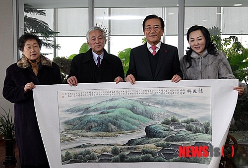 [무안=뉴시스] 지난 2012년 12월 28일 70년만에 전남을 방문한 이건의 화백이 전남도청에서 도지사와 만나 사진촬영 하고 있다. (사진=뉴시스DB) photo@newsis.com