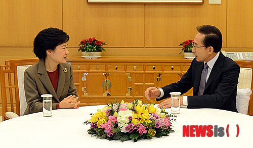 【서울=뉴시스】김영욱 기자 = 이명박 대통령과 박근혜 대통령 당선인이 28일 오후 청와대에서 만나 환담하고 있다. 이 대통령과 박 당선인의 회동은 지난 9월 청와대 오찬 이후 4개월 만이며 또 1987년 직선제 개헌 이후 임기 말까지 탈당하지 않은 현직 대통령이 같은 당의 당선인을 만나는 첫 사례다. (사진=청와대 제공) photo@newsis.com