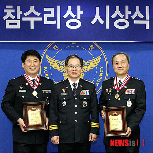 【서울=뉴시스】박동욱 기자 = 김기용 경찰청장이 28일 서울 서대문구 미근동 경찰청 제2회의실에서 서울지방경찰청 정보통신과 조풍현(오른쪽) 경정과 같은 청 외사과 강기찬(왼쪽) 경위에게 제3회 참수리상을 시상한 뒤 기념촬영을 하고 있다. (사진=경찰청 제공) photo@newsis.com