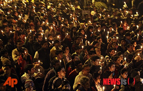 【뉴델리=AP/뉴시스】뉴델리 시민들이 29일 집단 성폭행당한 후 싱가포르에서 치료받다 사망한 여대생을 추모하기 위해 촛불을 들고 뉴델리 시가를 행진하고 있다. 인도 경찰은 성폭행범 6명을 살인 혐의로 기소했다.