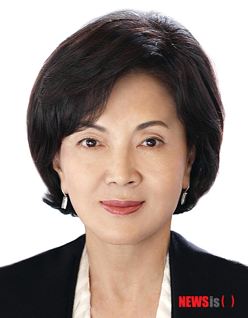 【서울=뉴시스】유상우 기자 = 올해 한국 미술계를 움직인 인물로 홍라희 삼성미술관 리움 관장이 선정됐다.&nbsp; 한국미술시가감정협회와 미술월간 '아트 프라이스'가 1월15일부터 12월15일까지 미술인·미술애호가·일반인 3368명에게 물은 결과다. 홍 관장은 2년 연속 '한국 미술계를 움직이는 인물' 1위에 올랐다. 홍 관장은 2010년을 제외한 2005~2009년 5년 연속 1위를 차지하기도 했다.&nbsp; 2위는 지난해에 이어 박명자 갤러리현대 회장이다. 표미선 한국화랑협회 회장 겸 표갤러리 대표, 이현숙 국제갤러리 대표, 오광수 전 한국문화예술위원회 위원장이 뒤따랐다.&nbsp; 톱30에 오른 인물을 분야별로 살펴보면 미술평론가 11명, 갤러리 대표 9명, 미술관 대표 5명, 전시기획자와 현장 관계자 3명, 작가 2명 순이다. 지난해보다 상대적으로 미술평론가의 비중이 더 높아졌다.&nbsp; 30위 안에 처음 진입한 인물은 진중권 동양대 교수(18위), 김영나 국립중앙박물관장(20위), 이건수 '월간미술' 편집장(26위), 고충환 미술평론가(30위) 등이다.&nbsp; '가장 가고 싶은 미술관'으로는 삼성미술관 리움, 예술의전당 한가람미술관, 서울시립미술관, 국립현대미술관, 덕수궁미술관 등이 꼽혔다.&nbsp; '가장 가고 싶은 화랑'에는 2년 연속 갤러리현대가 1위에 올랐다. 다음으로 국제갤러리, 가나아트센터, 인사아트센터, 아라리오 등이다.&nbsp; '한국을 대표하는 생존작가'로는 지난해 7위였던 서도호가 손꼽혔다. 이우환, 천경자, 김창렬, 김흥수 순이다.&nbsp; swryu@newsis.com