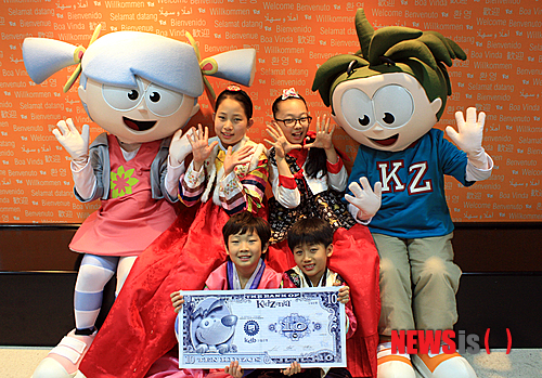 【서울=뉴시스】김정환 기자 = 새해를 맞는다는 것은 마음에 안 든다고, 잘 안 풀린다고 해서 리셋할 수 없는 인생에 새로운 전환점을 마련해준다는 의미가 있다. 2013년을 맞이해 호텔, 레스토랑, 워터파크, 테마파크 등이 각종 축하 이벤트를 마련했다.&nbsp; ○…서울 자양동 더 클래식 500 호텔 펜타즈의 뷔페 ‘라구뜨’는 2013 뱀띠해를 맞아 1월 한 달 간 뱀띠들에게 다양한 할인혜택을 준다. 평일에 한해 본인 50% 할인, 동반 10인까지 20%를 할인해준다. 부부가 모두 뱀띠일 경우 와인 1병을 증정한다. 1월1일 오전 7~10시 라구뜨 아침 뷔페를 1만원(단, 모든 할혜택은 중복적용 불가)에 서비스한다. 이와 별도로 1월 내내 여성에 한해 평일 런치를 25% 할인해준다. 정상가는 성인 평일 런치 3만8000원, 평일 디너와 주말, 공휴일 런치디너 4만9000원.(이상 부가세 10% 별도) 02-2218-5770&nbsp; ○…서울 여의도동 63빌딩 59층 유럽피언 레스토랑 ‘워킹 온 더 클라우드’는 1월1일 오전 6시30분~9시 해돋이와 함께 떡국 등 조식 뷔페를 맛볼 수 있는 ‘새해맞이 스페셜 패키지’를 내놓았다. 추운 날씨에 산과 바다를 찾지 않아도 서울에서 가장 높은 건물에서 새해 첫 해돋이를 만끽할 기회다. 63이숍(www.e63.co.kr)에서 예약할 수 있다. 6만3000원. 02-789-5904&nbsp; ○…서울 소공동 웨스틴조선호텔은 1월1일 오후 8시 그랜드볼룸에서 고객 초청 신년음악회 ‘뉴 블라섬 콘서트‘를 연다. 금난새(65)의 지휘로 유라시안 스트링스가 모차르트의 ‘디베르티멘토 F장조’, 비발디의 ‘사계’ 중 ‘겨울’, 벤저민 브리튼의 ‘심플 심포니’ 등을 들려준다. 금난새의 설명이 곁들여진다. 공연 시작 30분 전 샴페인 리셉션이 열리고, 공연장 앞에 마련된 소망트리에 새해 소망 메시지를 남기면 5명을 추첨해 숙박권, 식사권 등을 나눠준다. 친환경 향수도 선물한다. 02-317-0227&nbsp; ○…서울 잠실 롯데월드의 어린이 직업체험 테마파크 키자니아는 1월1일 입장객에게 세뱃돈으로 10키조를 증정한다. 키자니아 화폐인 ‘키조’는 키자니아의 백화점 체험시설에서 물건을 구입하거나 네일아트 등의 서비스를 받을 수 있다. 또 1월1일~ 2월11일 중앙광장에서 키자니아 타임캡슐을 진행한다. 어린이가 한 해의 소원을 적고 자신에게 편지를 쓰면 타임캡슐에 편지를 보관했다가 12월에 편지의 주인공에게 보내준다. 어린이들의 솔직한 이야기를 들을 수 있는 ‘2013 이루어져랏!’도 준비했다. 어린이들의 소망과 꿈, 고민을 영상으로 제작해 키자니아 홈페이지 등을 통해 소개한다. 평소 몰랐던 자녀의 솔직한 이야기를 들을 수 있는 기회다. 1월31일까지 OK 캐시백 포인트를 이용해 키자니아 이용 시 2013명을 추첨해 2인 가족 초대권, 어린이 초대권 등을 준다. 1544-5110&nbsp; ○…한화 아쿠아플라넷 제주는 1월1일 오전 6~9시 성산 일출봉을 넘어 뜨는 새해 첫 해를 맞는 해맞이 패키지를 내놓았다. 아쿠아리움 관람권과 떡국이 포함되며, 홈페이지(www.aquaplanet/jeju)에서 약 56% 할인된 1만9900원에 31일까지 티켓을 구입할 수 있다. 064-780-0900. 한화 아쿠아플라넷 여수는 새로 오픈하는 ‘박물관이 살아있다’와 아쿠아리움을 동시에 이용할 수 있는 특별 관람권을 1월1일 오전 7~10시 3시간 동안 정상가에서 43% 할인된 2만원에 판다. 아쿠아 테라스에서 오동도를 바라보며 일출을 즐길 수 있다. 아기 펭귄 ‘숑이’ 탄생을 기념해 이날 펭귄 생태설명회 중간에 펭귄 비누를 나눠준다. 061-660-1111&nbsp; ○…서귀포 하얏트 리젠시 제주는 12월31일과 1월1일 송년-새해 이벤트를 펼친다. 12월31일 오후 7시부터 진행되는 ‘해피 뉴이어 뷔페’ 이용객은 각국 하얏트 호텔 숙박권 등을 걸고 오후 9시부터 로비 라운지에서 열리는 럭키드로에 참여할 수 있다. 이 호텔 하우스 듀오밴드와 DJ의 공연이 곁들여진다. 2013년을 알리는 종이 울리면 아트리움 양식의 원통형 구조로 돼 있는 호텔 로비의 천장에서 2013개의 축하 풍선이 쏟아져 내리며, 로비의 고객들과 축배를 드는 새해 전야 파티가 벌어진다. 1월1일 오전 6시30분부터 호텔 아래 중문 앞바다에 마련된 비치하우스에서 풍선과 새해 소망카드를 함께 묶어 제주 앞바다에서 일출을 보며 날려보내는 일출맞이가 열린다. 제주 계절차, 커피, 스파클링와인, 스낵 등이 떡국과 함께 무료 제공된다. 064-733-1234&nbsp; ace@newsis.com