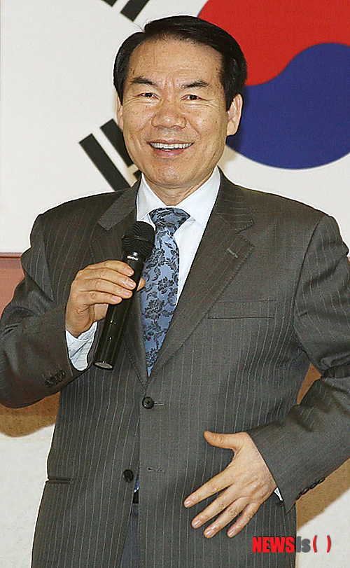 【서울=뉴시스】박주성 기자 = 신바람 박사 황수관 연세대 의대 외래교수가 급성패혈증으로 별세했다. 황 박사는 30일 오후 1시 서울 도곡동 강남세브란스병원에서 향년 67세의 나이로 숨을 거뒀다. 황 교수는 지난 12일 경기도 군포시 산본 자택에서 갑자기 호흡곤란 증세를 보여 병원으로 옮겨져 심장수술 등을 받았으나 이날 오후1시 별세했다. 빈소는 서울 신촌세브란스병원 장례식장 특1호실에 마련됐고 발인은 내년 1월 2일 오전8시다.&nbsp; park7691@newsis.com 