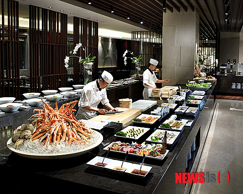 【서울=뉴시스】김정환 기자 = 새해를 맞는다는 것은 마음에 안 든다고, 잘 안 풀린다고 해서 리셋할 수 없는 인생에 새로운 전환점을 마련해준다는 의미가 있다. 2013년을 맞이해 호텔, 레스토랑, 워터파크, 테마파크 등이 각종 축하 이벤트를 마련했다.&nbsp; ○…서울 자양동 더 클래식 500 호텔 펜타즈의 뷔페 ‘라구뜨’는 2013 뱀띠해를 맞아 1월 한 달 간 뱀띠들에게 다양한 할인혜택을 준다. 평일에 한해 본인 50% 할인, 동반 10인까지 20%를 할인해준다. 부부가 모두 뱀띠일 경우 와인 1병을 증정한다. 1월1일 오전 7~10시 라구뜨 아침 뷔페를 1만원(단, 모든 할혜택은 중복적용 불가)에 서비스한다. 이와 별도로 1월 내내 여성에 한해 평일 런치를 25% 할인해준다. 정상가는 성인 평일 런치 3만8000원, 평일 디너와 주말, 공휴일 런치디너 4만9000원.(이상 부가세 10% 별도) 02-2218-5770&nbsp; ○…서울 여의도동 63빌딩 59층 유럽피언 레스토랑 ‘워킹 온 더 클라우드’는 1월1일 오전 6시30분~9시 해돋이와 함께 떡국 등 조식 뷔페를 맛볼 수 있는 ‘새해맞이 스페셜 패키지’를 내놓았다. 추운 날씨에 산과 바다를 찾지 않아도 서울에서 가장 높은 건물에서 새해 첫 해돋이를 만끽할 기회다. 63이숍(www.e63.co.kr)에서 예약할 수 있다. 6만3000원. 02-789-5904&nbsp; ○…서울 소공동 웨스틴조선호텔은 1월1일 오후 8시 그랜드볼룸에서 고객 초청 신년음악회 ‘뉴 블라섬 콘서트‘를 연다. 금난새(65)의 지휘로 유라시안 스트링스가 모차르트의 ‘디베르티멘토 F장조’, 비발디의 ‘사계’ 중 ‘겨울’, 벤저민 브리튼의 ‘심플 심포니’ 등을 들려준다. 금난새의 설명이 곁들여진다. 공연 시작 30분 전 샴페인 리셉션이 열리고, 공연장 앞에 마련된 소망트리에 새해 소망 메시지를 남기면 5명을 추첨해 숙박권, 식사권 등을 나눠준다. 친환경 향수도 선물한다. 02-317-0227&nbsp; ○…서울 잠실 롯데월드의 어린이 직업체험 테마파크 키자니아는 1월1일 입장객에게 세뱃돈으로 10키조를 증정한다. 키자니아 화폐인 ‘키조’는 키자니아의 백화점 체험시설에서 물건을 구입하거나 네일아트 등의 서비스를 받을 수 있다. 또 1월1일~ 2월11일 중앙광장에서 키자니아 타임캡슐을 진행한다. 어린이가 한 해의 소원을 적고 자신에게 편지를 쓰면 타임캡슐에 편지를 보관했다가 12월에 편지의 주인공에게 보내준다. 어린이들의 솔직한 이야기를 들을 수 있는 ‘2013 이루어져랏!’도 준비했다. 어린이들의 소망과 꿈, 고민을 영상으로 제작해 키자니아 홈페이지 등을 통해 소개한다. 평소 몰랐던 자녀의 솔직한 이야기를 들을 수 있는 기회다. 1월31일까지 OK 캐시백 포인트를 이용해 키자니아 이용 시 2013명을 추첨해 2인 가족 초대권, 어린이 초대권 등을 준다. 1544-5110&nbsp; ○…한화 아쿠아플라넷 제주는 1월1일 오전 6~9시 성산 일출봉을 넘어 뜨는 새해 첫 해를 맞는 해맞이 패키지를 내놓았다. 아쿠아리움 관람권과 떡국이 포함되며, 홈페이지(www.aquaplanet/jeju)에서 약 56% 할인된 1만9900원에 31일까지 티켓을 구입할 수 있다. 064-780-0900. 한화 아쿠아플라넷 여수는 새로 오픈하는 ‘박물관이 살아있다’와 아쿠아리움을 동시에 이용할 수 있는 특별 관람권을 1월1일 오전 7~10시 3시간 동안 정상가에서 43% 할인된 2만원에 판다. 아쿠아 테라스에서 오동도를 바라보며 일출을 즐길 수 있다. 아기 펭귄 ‘숑이’ 탄생을 기념해 이날 펭귄 생태설명회 중간에 펭귄 비누를 나눠준다. 061-660-1111&nbsp; ○…서귀포 하얏트 리젠시 제주는 12월31일과 1월1일 송년-새해 이벤트를 펼친다. 12월31일 오후 7시부터 진행되는 ‘해피 뉴이어 뷔페’ 이용객은 각국 하얏트 호텔 숙박권 등을 걸고 오후 9시부터 로비 라운지에서 열리는 럭키드로에 참여할 수 있다. 이 호텔 하우스 듀오밴드와 DJ의 공연이 곁들여진다. 2013년을 알리는 종이 울리면 아트리움 양식의 원통형 구조로 돼 있는 호텔 로비의 천장에서 2013개의 축하 풍선이 쏟아져 내리며, 로비의 고객들과 축배를 드는 새해 전야 파티가 벌어진다. 1월1일 오전 6시30분부터 호텔 아래 중문 앞바다에 마련된 비치하우스에서 풍선과 새해 소망카드를 함께 묶어 제주 앞바다에서 일출을 보며 날려보내는 일출맞이가 열린다. 제주 계절차, 커피, 스파클링와인, 스낵 등이 떡국과 함께 무료 제공된다. 064-733-1234&nbsp; ace@newsis.com