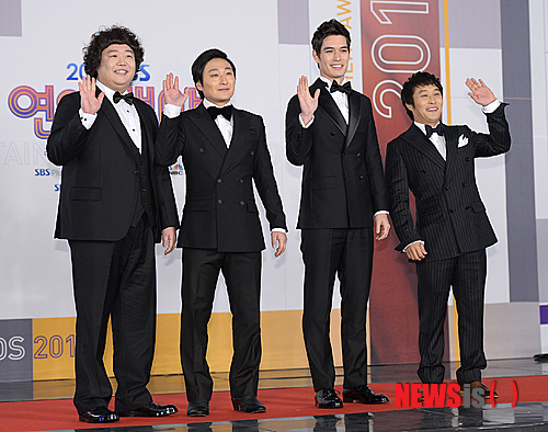 【서울=뉴시스】김인철 기자 = 30일 오후 서울 마포구 상암동 SBS프리즘타워에서 열린 2012 SBS 연예대상에서 정글의 법칙 류담, 노우진, 리키김, 김병만이 포토타임을 갖고 있다.&nbsp; yatoya@newsis.com