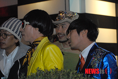 【뉴욕=뉴시스】노창현 특파원 = 유재석과 노홍철, 하하 등 무한도전 팀이 타임스퀘어에서 뉴요커들의 뜨거운 눈길을 한 몸에 받았다. 구랍 31일 밤 타임스스퀘어에서 열린 싸이의 전야제 무대에 깜짝 등장한 유재석과 노홍철은 ‘강남스타일’ 캐릭터를 재연, 인기를 끌었다. 미국팬들은 반소매 반바지 차림의 노홍철에게 “엘리베이터 맨”이라고 소리치며 싸인과 사진을 요청하는 모습이었다. <사진=Newsroh 김진곤 제공>&nbsp; robin@newsis.com 