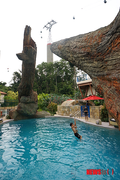 【센토사(싱가포르)=뉴시스】김정환 기자 = 물 속 깊이 들어간다는 것은 미지의 세계에 들어서는 설렘, 생명의 원천으로 회귀하는 감격을 동시에 느낄 수 있는 행복한 도전이다. 그러나 인간은 아가미를 가진 어류도 아니고, 고래들처럼 수중에서 살게끔 진화되지도, 파충류나 양서류처럼 수륙양생 동물도 아니다. 결국 뛰어난 수영 실력과 첨단 장비의 도움 없이는 들어갈 수는 있어도 자유롭게 누빌 수는 없다. 결국 일부의 특권이자 전유물이 돼버렸다. ace@newsis.com