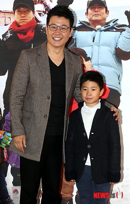 【고양=뉴시스】고범준 기자 = 2일 오후 경기도 고양 MBC드림센터에서 열린 'MBC 일밤-아빠! 어디가?'제작발표회에서 방송인 김성주가 아들 민국과 포토타임을 갖고 있다.&nbsp; bjko@newsis.com