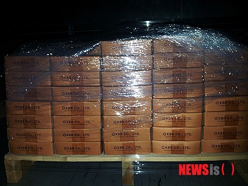【창원=뉴시스】강승우 기자 = 미승인 베어링용 강구(쇠구슬)가 국내 초정밀 강구시장의 80% 이상을 점유하는 업체에서 생산한 것으로 둔갑돼 논란(뉴시스 1월2일자 단독보도)이 되는 가운데 일명 '박스갈이' 수법으로 거래처에 납품, 시중에 유통된 것으로 밝혀졌다. 사진은 지난달 10일 오후 경남 밀양의 삼경오토텍 공장에서 만든 미승인 베어링 강구가 창원의 케이비알 업체로 박스 포장까지 완료된 완제품 형태로 납품된 현장. 이날만 약 80여만개의 강구(낱개 수량 기준)가 케이비알 공장으로 입고돼 거래처 셰플러코리아 창원공장으로 납품됐다. ksw@newsis.com