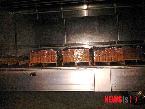 【창원=뉴시스】강승우 기자 = 미승인 베어링용 강구(쇠구슬)가 국내 초정밀 강구시장의 80% 이상을 점유하는 업체에서 생산한 것으로 둔갑돼 논란(뉴시스 1월2일자 단독보도)이 되는 가운데 일명 '박스갈이' 수법으로 거래처에 납품, 시중에 유통된 것으로 밝혀졌다. 사진은 지난달 10일 오후 경남 밀양의 삼경오토텍 공장에서 만든 미승인 베어링 강구가 창원의 케이비알 업체로 박스 포장까지 완료된 완제품 형태로 납품된 현장. 이날만 약 80여만개의 강구(낱개 수량 기준)가 케이비알 공장으로 입고돼 거래처 셰플러코리아 창원공장으로 납품됐다. ksw@newsis.com