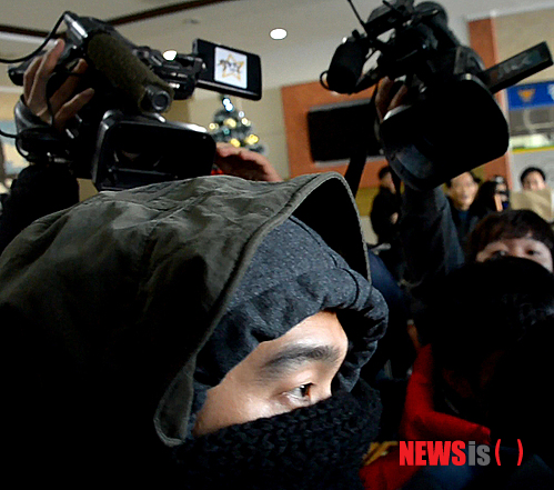 【서울=뉴시스】최한규 기자 = 3일 오후 서울 서대문경찰서에서 전 가수 고영욱이 미성년자 성추행 혐의로 조사를 받고 경찰서를 나서고 있다.&nbsp; chk@newsis.com 