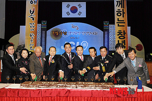 【창녕=뉴시스】안지율 기자 = 4일 경남 창녕 청년회의소(회장 하갑종)가 문화체육관에 주관한 2013년 창녕군민 신년 인사회에 참석한 조해진(오른쪽 다섯 번째) 국회의원과 김충식(왼쪽 네 번째) 군수 등 기관단체장이 시루떡을 절단하고 있다. (사진=창녕군 제공) photo@newsis.com