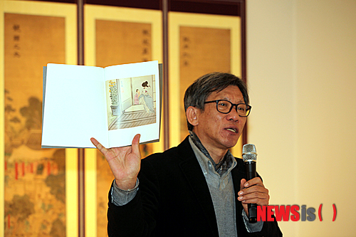 【서울=뉴시스】유상우 기자 = 담홍색 진달래가 흐드러진 곳에서 남녀의 은밀한 성희(性戱)가 피어오른다.&nbsp; 엉덩이를 드러낸 채 맨바닥에 질펀하게 앉은 남자가 여인을 뒤에서 품는다. 단속곳을 내리고 곰방대를 문 여자는 불만족스러운 표정이다. 먹색의 맑은 농담과 번짐, 붓질의 반복으로 묘사한 언덕과 진달래 나뭇가지의 표현에서 단원 김홍도(1745~1806?)의 화풍을 느낄 수 있다.&nbsp; swryu@newsis.com