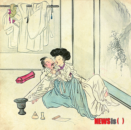 【서울=뉴시스】유상우 기자 = 담홍색 진달래가 흐드러진 곳에서 남녀의 은밀한 성희(性戱)가 피어오른다.&nbsp; 엉덩이를 드러낸 채 맨바닥에 질펀하게 앉은 남자가 여인을 뒤에서 품는다. 단속곳을 내리고 곰방대를 문 여자는 불만족스러운 표정이다. 먹색의 맑은 농담과 번짐, 붓질의 반복으로 묘사한 언덕과 진달래 나뭇가지의 표현에서 단원 김홍도(1745~1806?)의 화풍을 느낄 수 있다.&nbsp; swryu@newsis.com