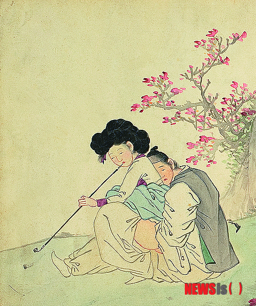 【서울=뉴시스】유상우 기자 = 담홍색 진달래가 흐드러진 곳에서 남녀의 은밀한 성희(性戱)가 피어오른다.&nbsp; 엉덩이를 드러낸 채 맨바닥에 질펀하게 앉은 남자가 여인을 뒤에서 품는다. 단속곳을 내리고 곰방대를 문 여자는 불만족스러운 표정이다. 먹색의 맑은 농담과 번짐, 붓질의 반복으로 묘사한 언덕과 진달래 나뭇가지의 표현에서 단원 김홍도(1745~1806?)의 화풍을 느낄 수 있다.&nbsp; swryu@newsis.com