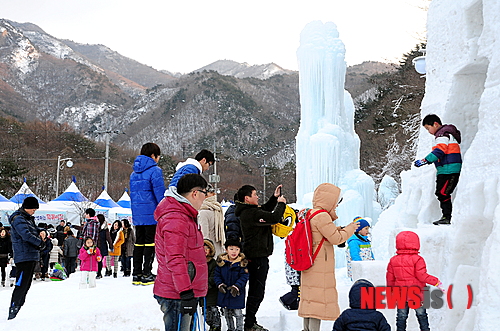【논산=뉴시스】권교용 기자 = 연일 한파가 지속되고 있는 소한인 5일 충남 논산시 대둔산 수락계곡 얼음축제가 개막된 가운데 방문객들이 주최측에서 마련한 눈 조형물 포토존에서 기념촬영을 하고 있다.&nbsp; ggy0119@newsis.com
