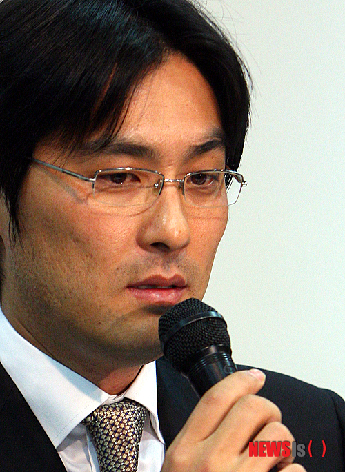 【서울=뉴시스】고(故) 최진실 씨 전 남편이자 전 프로야구 선수인 조성민(40)씨가 욕실에서 벨트에 목을 매고 숨진채 발견됐다.&nbsp; 6일 오전 5시26분께 서울 강남구 도곡동 자신의 친구 아파트 욕실에서 조씨가 숨져있는 것을 친구 A씨가 발견해 경찰에 신고했다.&nbsp; 사진은 故 최진실의 전남편인 조성민이 2008년 2월8일 오후 서울 서초아트홀에서 긴급 기자회견을 열고 두 자녀의 양육권과 재산관리권에 대해 이야기하는 모습. (사진=뉴시스 DB)&nbsp; photo@newsis.com