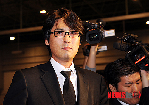 【서울=뉴시스】고(故) 최진실 씨 전 남편이자 전 프로야구 선수인 조성민(40)씨가 욕실에서 벨트에 목을 매고 숨진채 발견됐다.&nbsp; 6일 오전 5시26분께 서울 강남구 도곡동 자신의 친구 아파트 욕실에서 조씨가 숨져있는 것을 친구 A씨가 발견해 경찰에 신고했다.&nbsp; 사진은 탤런트 고 최진실의 남편 조성민이 2008년 10월2일 고인의 빈소가 차려진 일원동 삼성서울병원로 들어서고 있는 모습. (사진=뉴시스 DB)&nbsp; photo@newsis.com