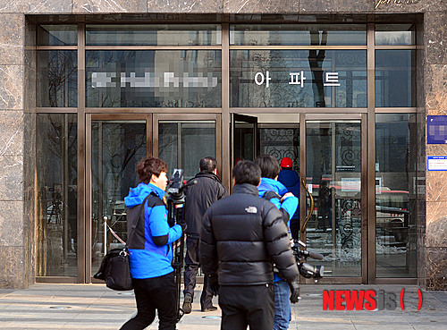 【서울=뉴시스】최동준 기자 = 6일 오전 고 최진실의 전 남편인 조성민 전 두산코치가 숨진 채 발견된 서울 강남구 도곡동 한 아파트에서 취재진이 분주히 움직이고 있다. 경찰은 조씨가 화장실에서 허리끈으로 목을 맨 채로 발견됐다고 밝혔다.&nbsp; photocdj@newsis.com