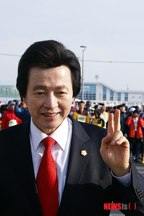 【여수=뉴시스】김석훈 기자 = 6일 오전 전남 여수시 여수세계박람회장에서 열린 '제8회 세계 4대 미항 여수마라톤대회'에 초대받은 허경영씨가 참가한 선수의 인사에 화답하고 있다. 새해 첫 대회로 열린 여수마라톤대회는 5000여명이 풀코스를 비롯해 하프, 10㎞, 5㎞종목에 참가했다. kim@newsis.com