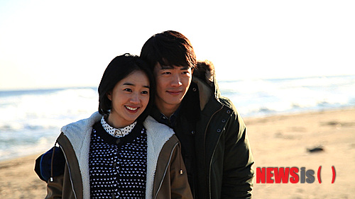 【서울=뉴시스】박영주 기자 = ‘야왕’ ‘그겨울, 바람이 분다’ ‘돈의 화신’ ‘청담동 앨리스’ 등 상반기 SBS TV 드라마를 한꺼번에 살피는 자리가 마련된다.&nbsp; SBS는 “올해 SBS에서 방송될 드라마를 소개하는 ‘2013 SBS 드라마 특별 시사회-그 남자, 그 여자와 데이트’가 8일 밤 9시55분 방송될 예정”이라고 밝혔다.&nbsp; 14일 첫 방송되는 ‘야왕’은 지독한 가난에서 벗어나 퍼스트레이디가 되려는 여자와 그녀를 위해 모든 것을 희생하는 남자의 사랑과 배신, 욕망을 그린다. 수애(33)가 그 여자 ‘주다해’, 권상우(37)가 그 남자 ‘하류’를 맡는다. 티저 예고편을 통해 공개된 동해 키스신 촬영과 현장 분위기를 전한다.&nbsp; 2월13일에는 송혜교(31) 조인성(31) 주연 ‘그겨울, 바람이 분다’가 방송된다. 스타작가 노희경(47)씨가 집필한다.&nbsp; 유년시절 부모에게서 버려지고 첫사랑에 실패한 후 의미 없는 삶을 사는 남자와 부모의 이혼과 오빠와의 결별, 갑자기 찾아온 시각장애로 외롭고 고단한 삶을 사는 여자의 이야기이다.&nbsp; 강지환(36) 황정음(28) 주연의 ‘돈의 화신’은 2월2일 시청자를 만난다. ‘자이언트’ ‘샐러리맨 초한지’의 극작가 장영철·정경순씨와 유인식 PD가 만든다.&nbsp; 돈 때문에 소중한 것을 잃은 남자를 중심으로 로비와 리베이트, 커넥션과 비리에 얽힌 대한민국의 세태를 날카로운 해학과 풍자로 전하는 드라마다. 이날 방송에서는 예고편 촬영현장을 공개하고 두 배우가 말하는 각자의 캐릭터 및 드라마 이야기를 듣는다.&nbsp; 방송 중인 박시후(35) 문근영(26) 주연 ‘청담동 앨리스’의 촬영현장과 결말에 대한 힌트도 얻을 수 있다.&nbsp; gogogirl@newsis.com