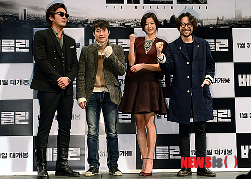 【서울=뉴시스】조성봉 기자 = 7일 오전 서울시 강남구 압구정 CGV에서 열린 영화 '베를린' 제작보고회에서 하정우(왼쪽), 류승완 감독, 전지현, 류승범이 포토타임을 갖고 있다. 31일 개봉 예정인 영화 '베를린'은 배우 하정우, 한석규, 류승범, 전지현이라는 역대 최강 캐스팅과 류승완 감독의 3년 만의 스크린 컴백으로 주목 받고 있는 작품으로 살아서 돌아갈 수 없는 도시 베를린을 배경으로 각자의 목적을 위해 서로가 표적이 된 최고 비밀 요원들의 생존을 향한 사상 초유의 미션을 그린 초대형 액션 프로젝트다. suncho21@newsis.com